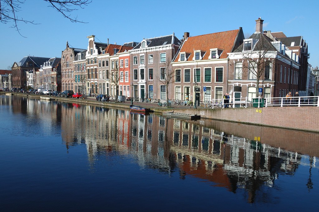 Grachten en historische gevels in het centrum van Leiden